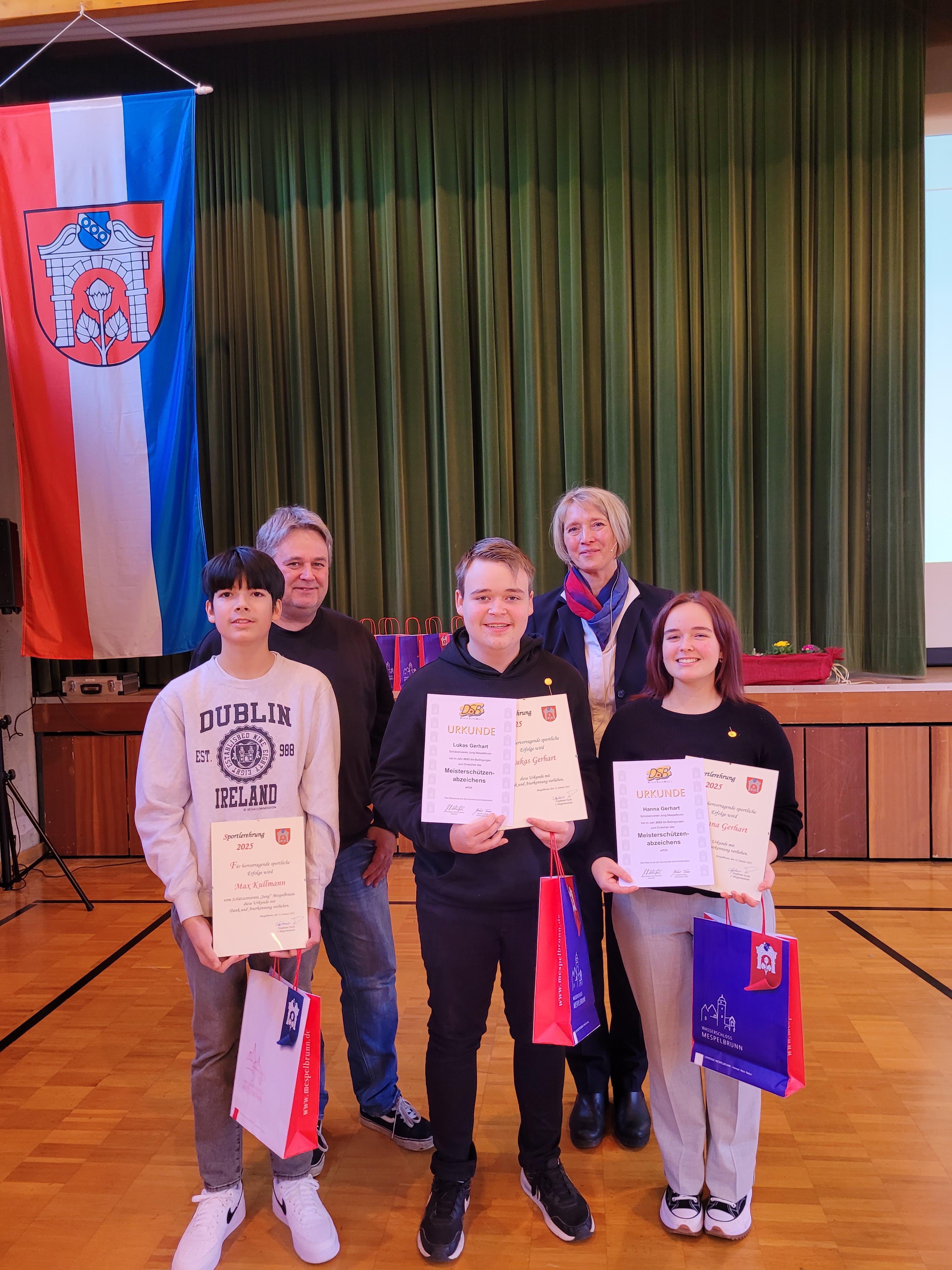 Max Kullmann, Lukas Gerhard und Johannes Probst mit Trainer Thomas Gerhard. Schülermannschaft Luftgewehr: 1. Platz Gaumeisterschaft und 2. Platz Bezirksmeisterschaft. Auf dem Bild fehlt Johannes Probst.  Max Kullmann, Lukas Gerhard und Johannes Probst mit Trainer Thomas Gerhard. Schülermannschaft Luftgewehr: 1. Platz Gaumeisterschaft und 2. Platz Bezirksmeisterschaft. Auf dem Bild fehlt Johannes Probst.